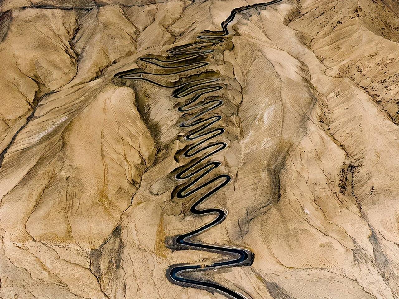 塔里木盆地在哪两个山之间 81ea6dade7ea4bc6a9c02695bb805923.jpeg