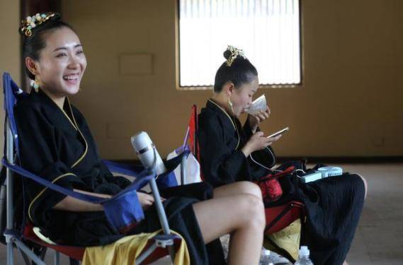 直击横店群演残状校花泛滥美女成群蹲在地上吃盒饭却幻想一夜成名