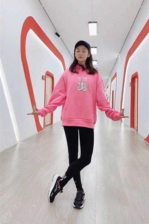 原创秀莲吕一和老公低调同框穿白色礼服温婉优雅美得很真实