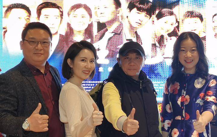 李一凡和武汉华创北斗技术有限公司总经理洪启田等当年战斗在抗洪各个