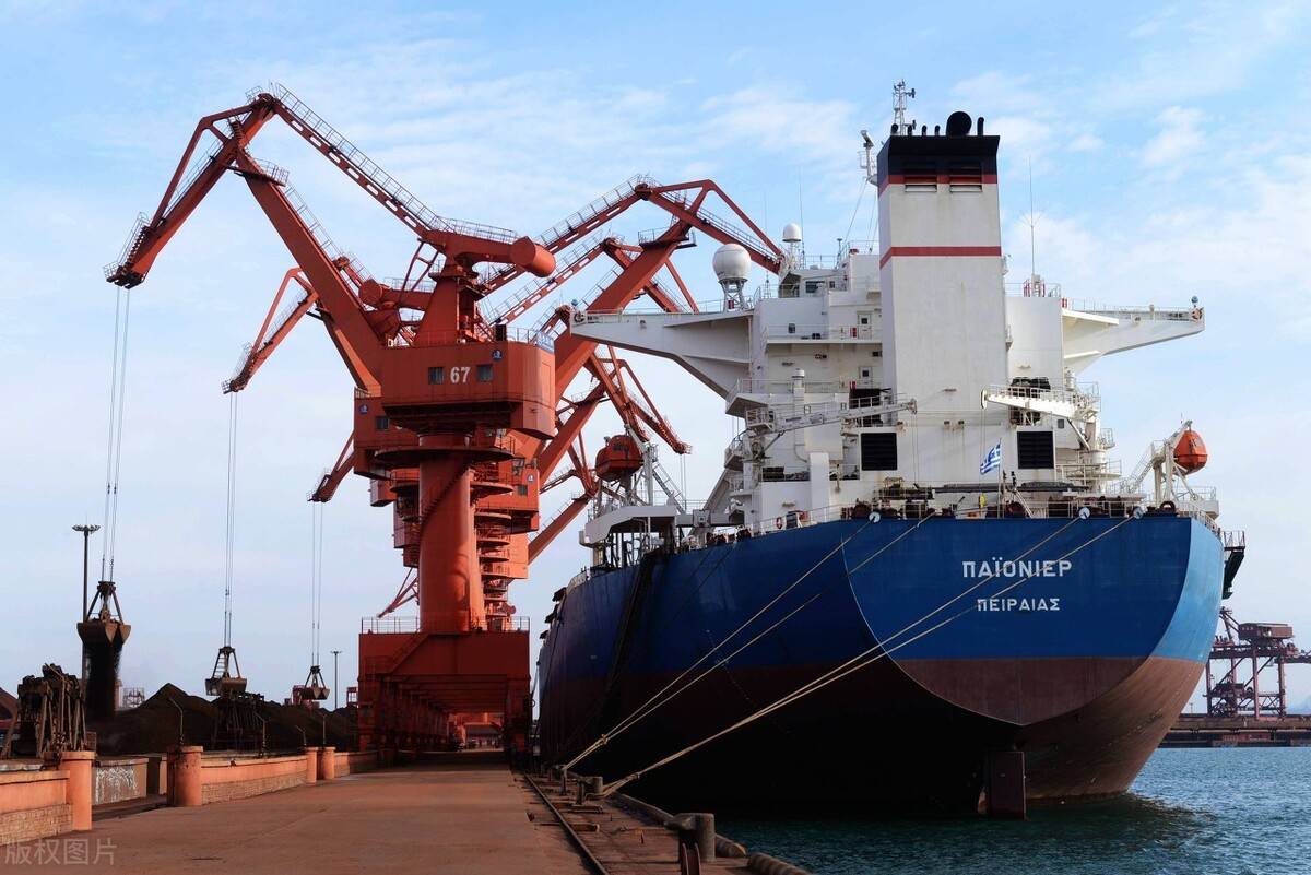 最新:苏伊士运河搁浅货轮挪了17米,趁涨潮脱困计划未成功