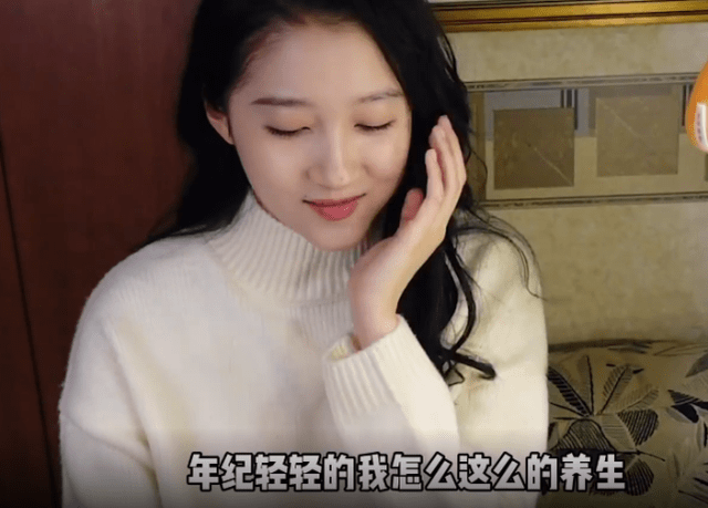 关晓彤生理期录王牌,谁注意腰上绑的啥?网友:是对男嘉宾的尊重