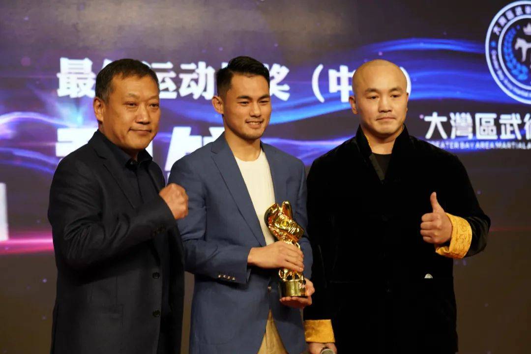 魏锐被刘威击倒读秒最终赢下并不光彩武林风裁判再次成了主角