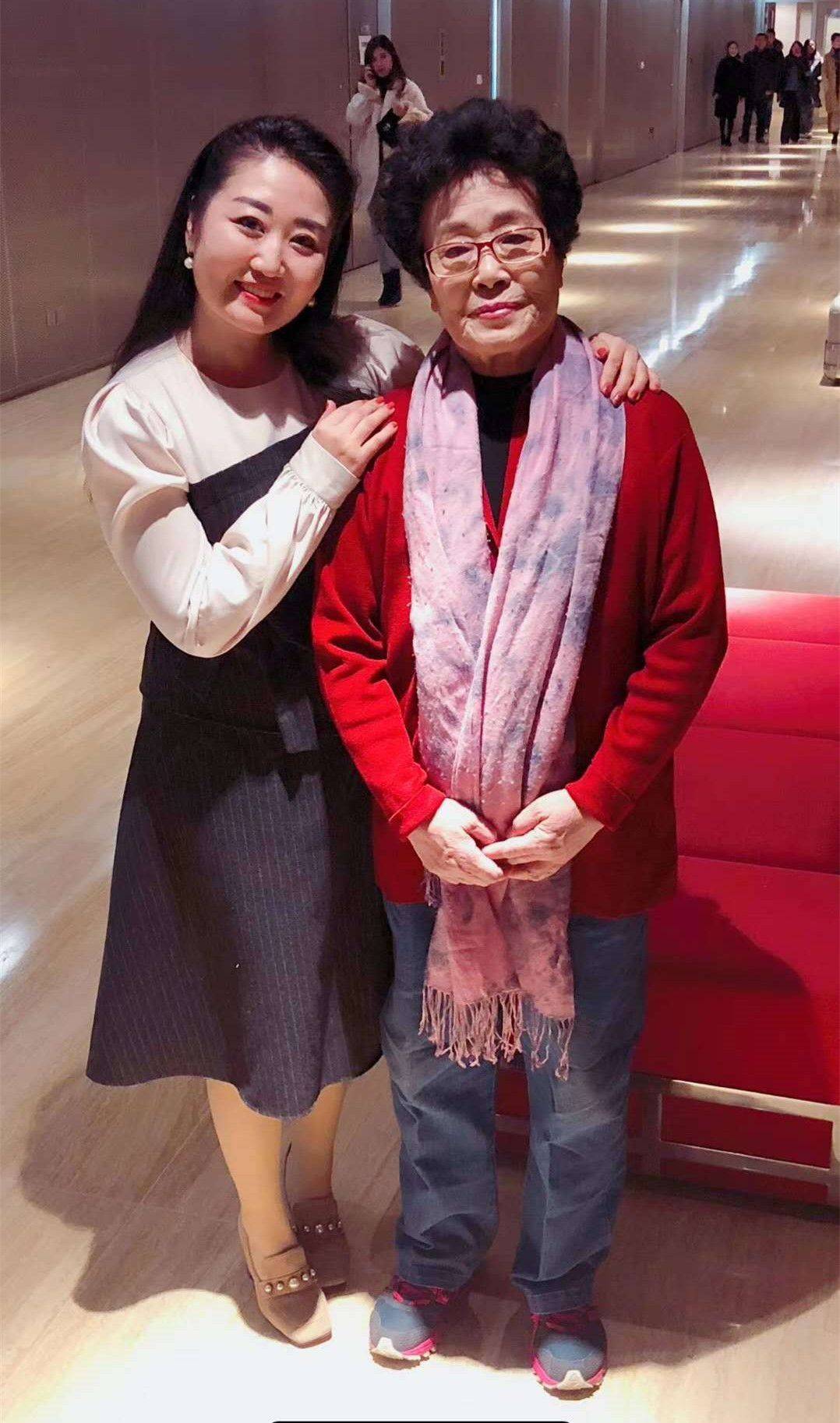 原创邓玉华跟人街头合影,皱纹丛生自然又真实,根本不像个歌唱家!