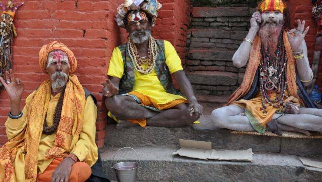 尼泊尔一独特文化：有人60年不曾出门，还故意穿带刺的鞋刺痛自己