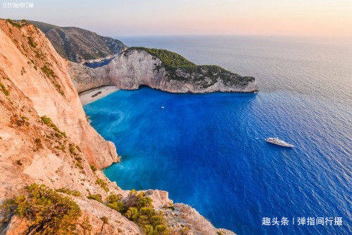 希腊“小众海岛”，放有沉船遗骸的绝美沙滩，因一部韩剧风靡全球