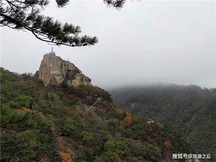 丹东天华山之旅，山顶是天然大石台，一年四季美如画