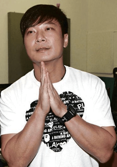 他的名字叫做钱嘉乐钱嘉乐在娱乐圈的成就虽然没有成龙高,但是也是一