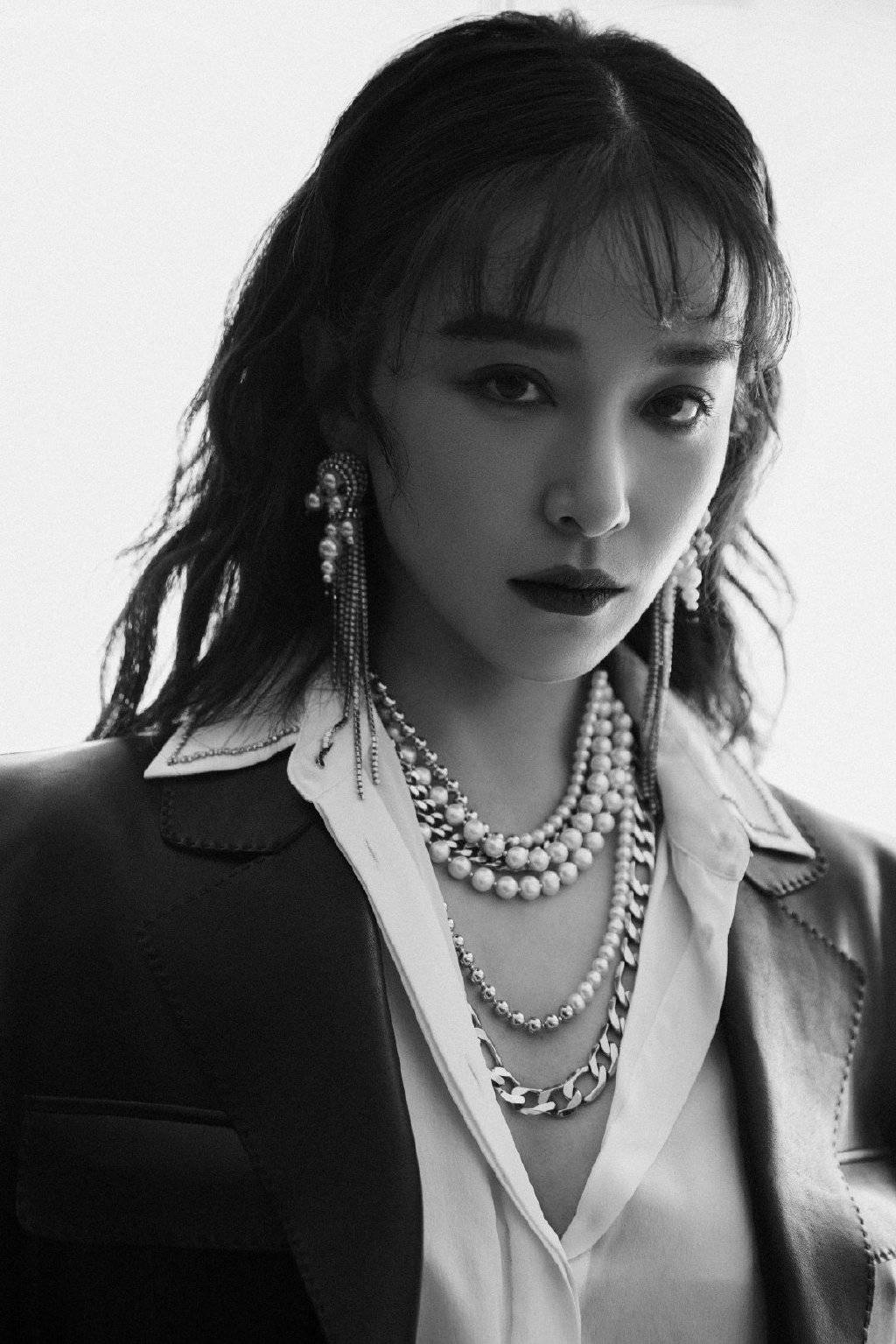 阚清子写真曝光 黑色长发搭配复古妆容氛围感十足