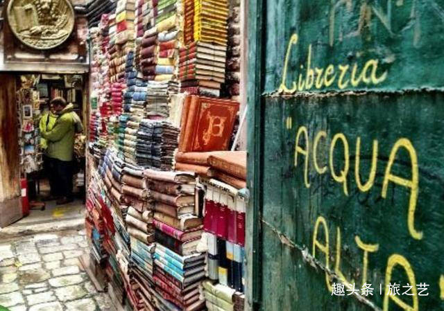 威尼斯频遭洪水侵袭，装满纸书的书店要怎样应对？它的做法绝了