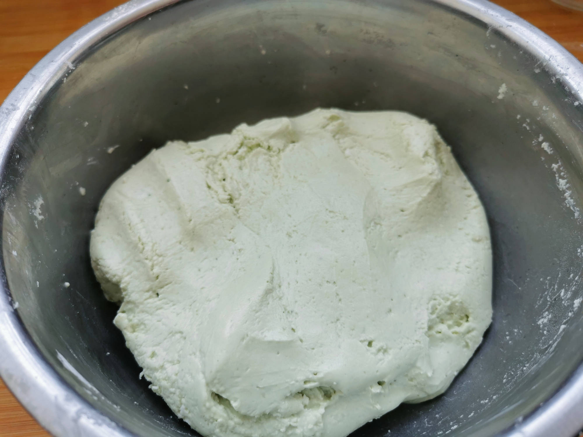 少放艾草,打好的汁取300克倒入糯米粉,猪油,白砂糖揉成偏软一些的面团