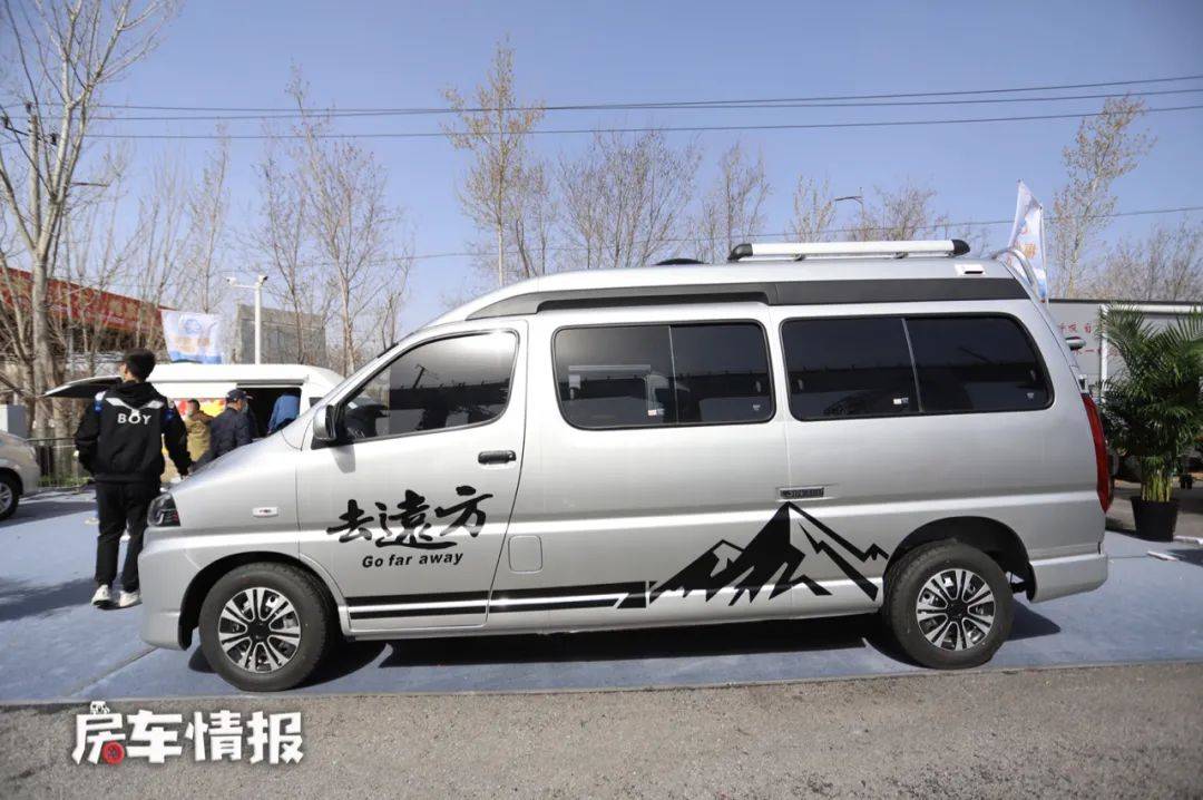 金杯海狮王出房车了售价159万20l动力有大床和厨房