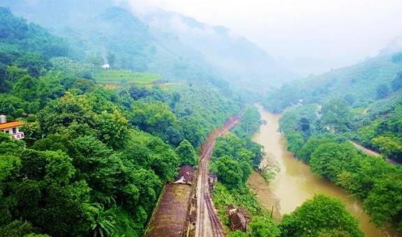 云南有条跨国米轨铁路，修建在悬崖峡谷上，特制小火车才能行驶