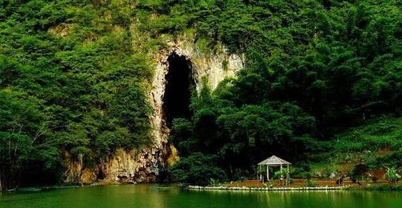 云南有个与世隔绝的村寨，四面峭壁山峦，唯一的入口需穿过水洞