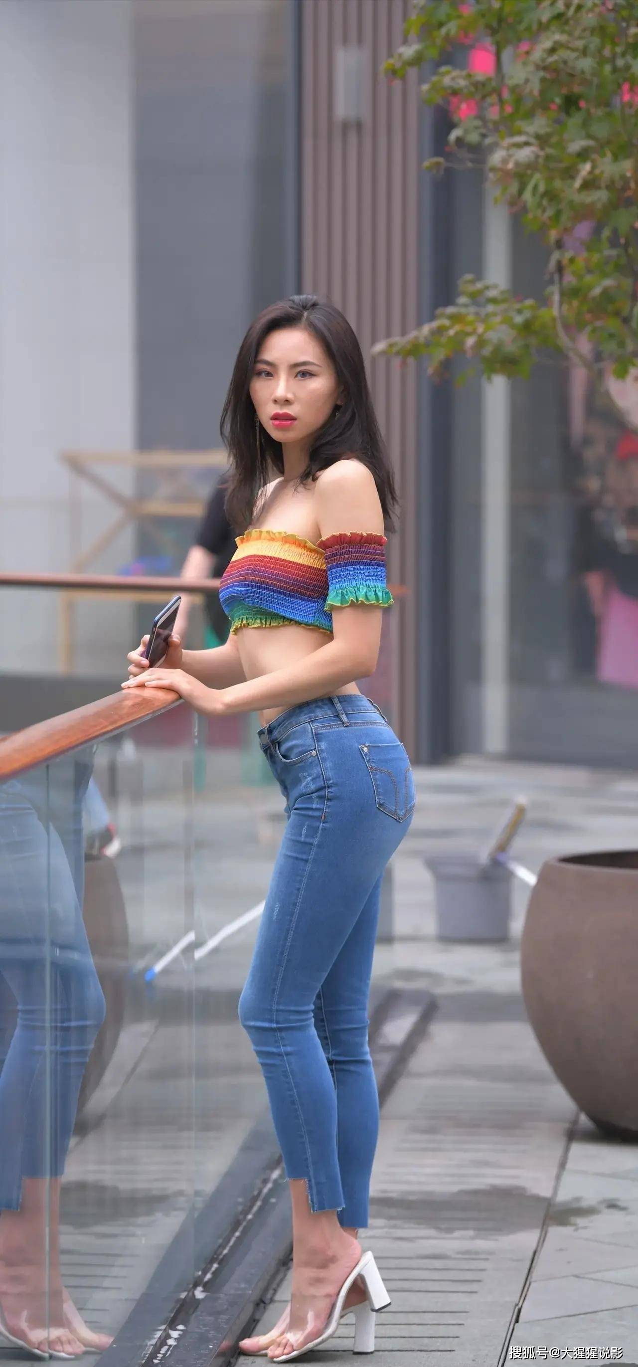 小姐姐美丽冻人彩虹抹胸上衣搭九分牛仔裤大红唇额外抢眼