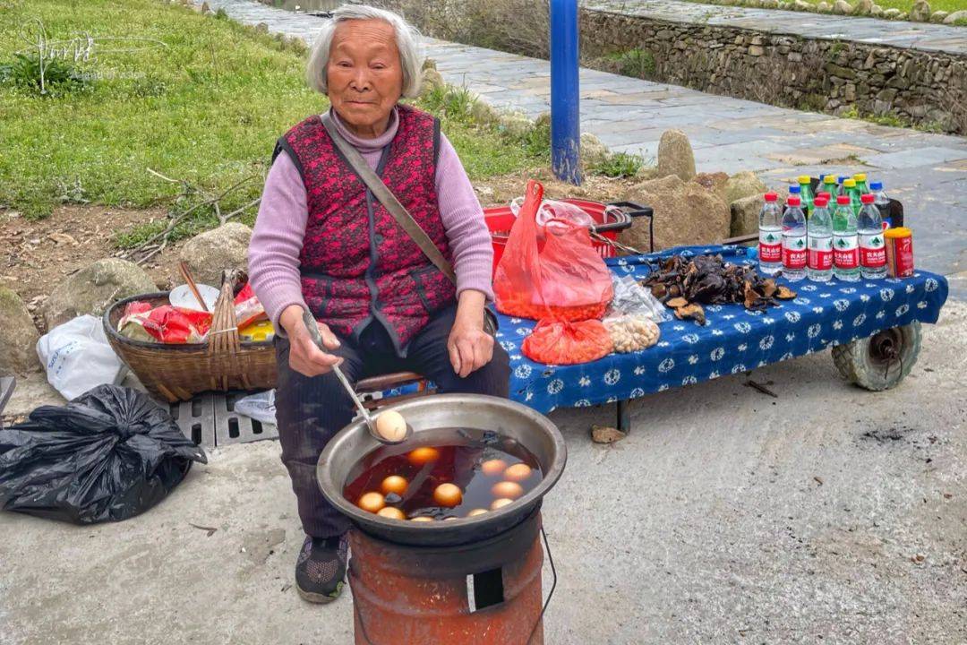 在黄陂木兰天池景区里，这种灵芝鸡蛋竟然卖得比杭州茶叶蛋还便宜