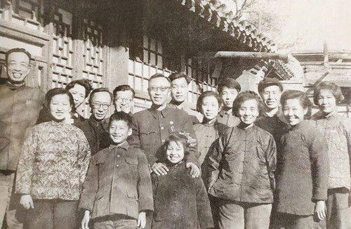 从左到右分别是弟媳嵯峨浩的母亲嵯峨尚子,溥仪侄女嫮生,溥仪本人