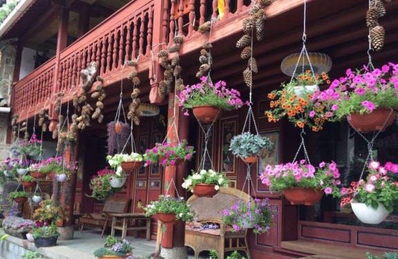 云南最特殊的寺庙，佛台不放香炉反而放鲜花，法师一番话令人大悟