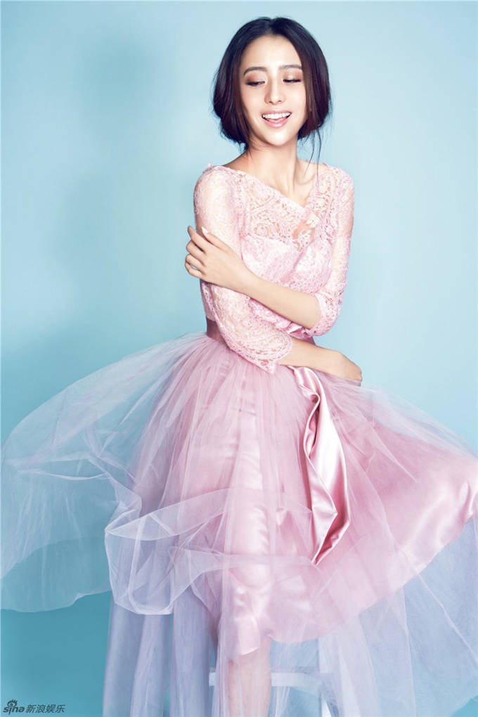 原创佟丽娅扎高马尾配抹胸连衣裙让人羡慕.精致高级,锁骨惹眼又抢镜