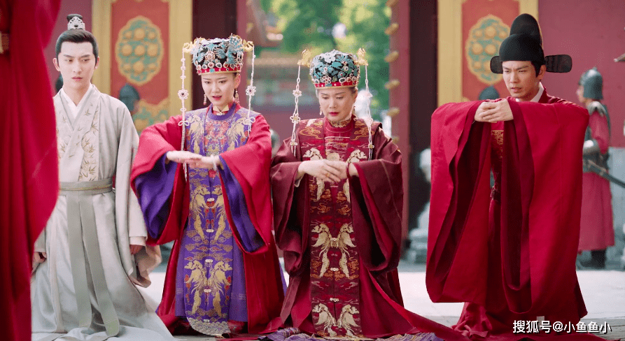 徐令宜带着徐太夫人,丹阳和徐令宽一起跪宫门求的圣恩,十一娘在一个月