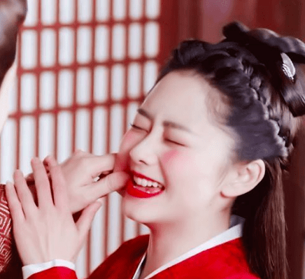 7位女星"捏脸杀", 谭松韵最甜, 杨紫最宠溺, 看到最后: 无情!