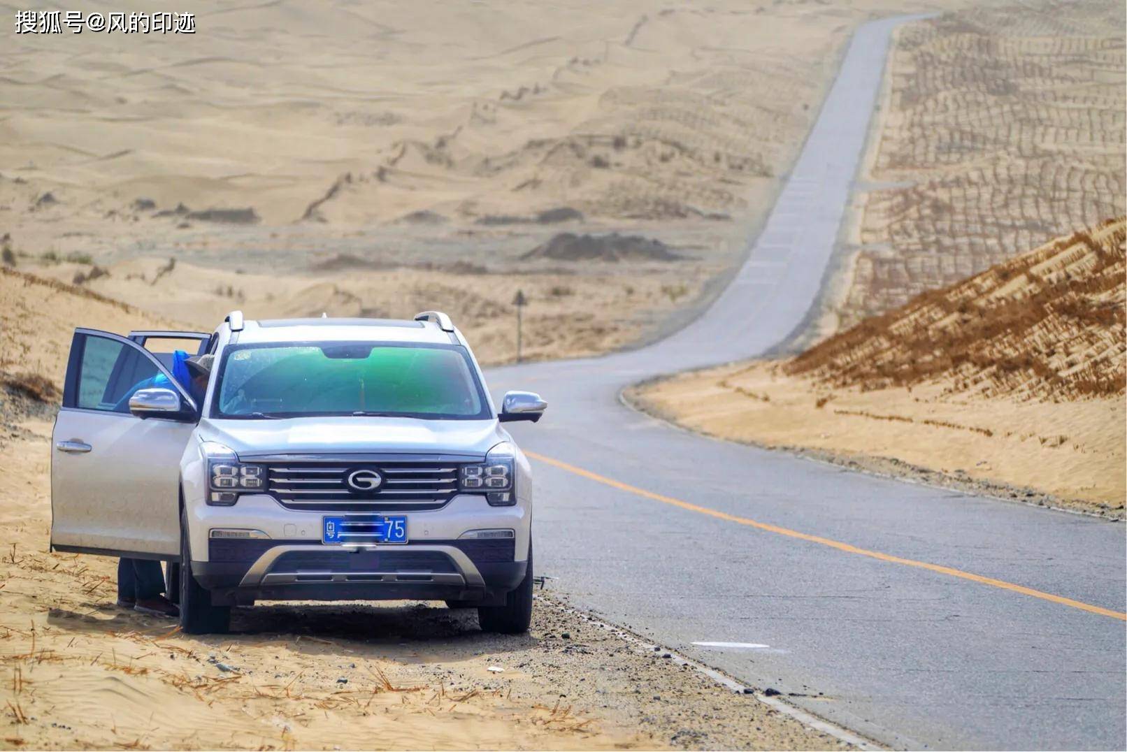 新疆的塔克拉玛干沙漠公路，是世界上穿越流动沙漠最长的一条公路