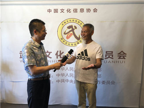 何海军与央视频城市视角栏目组主任侯子献:"何氏散手"第十八世,第二代