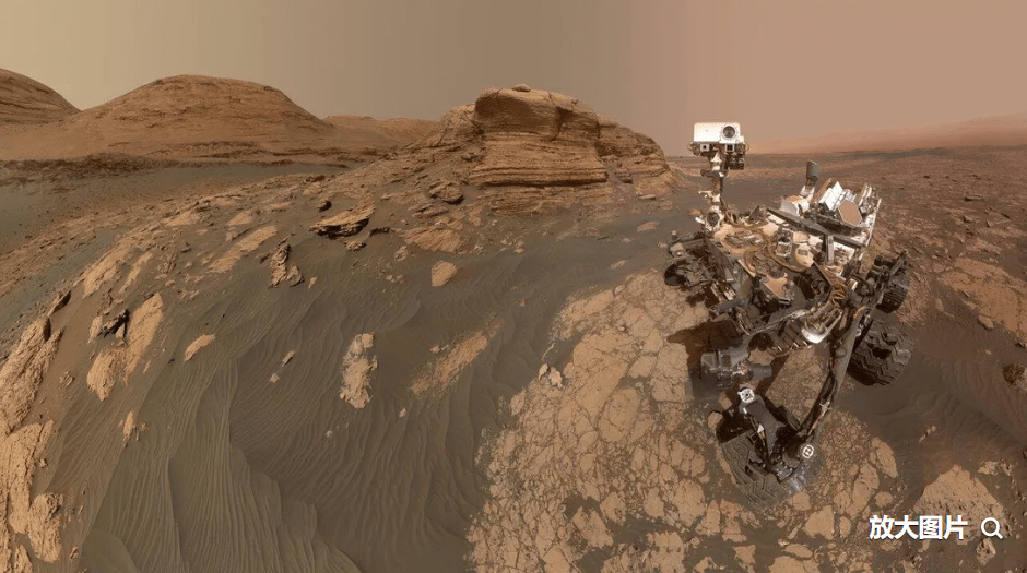 美国宇航局好奇号在山上进行火星自拍照
