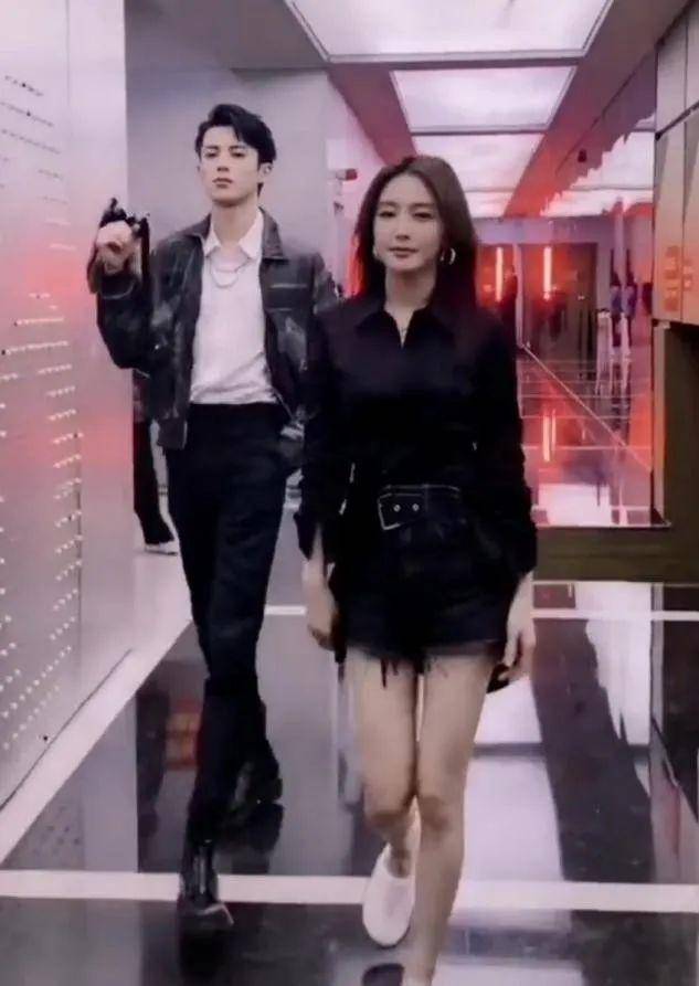 女神秦岚穿热裤秀美腿小19岁男星帮忙拎鞋网友称像富家姐弟