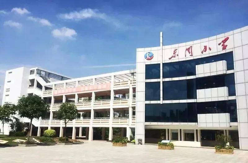 周边有东周小学,光明中学,光明新区高级中学等中小学.