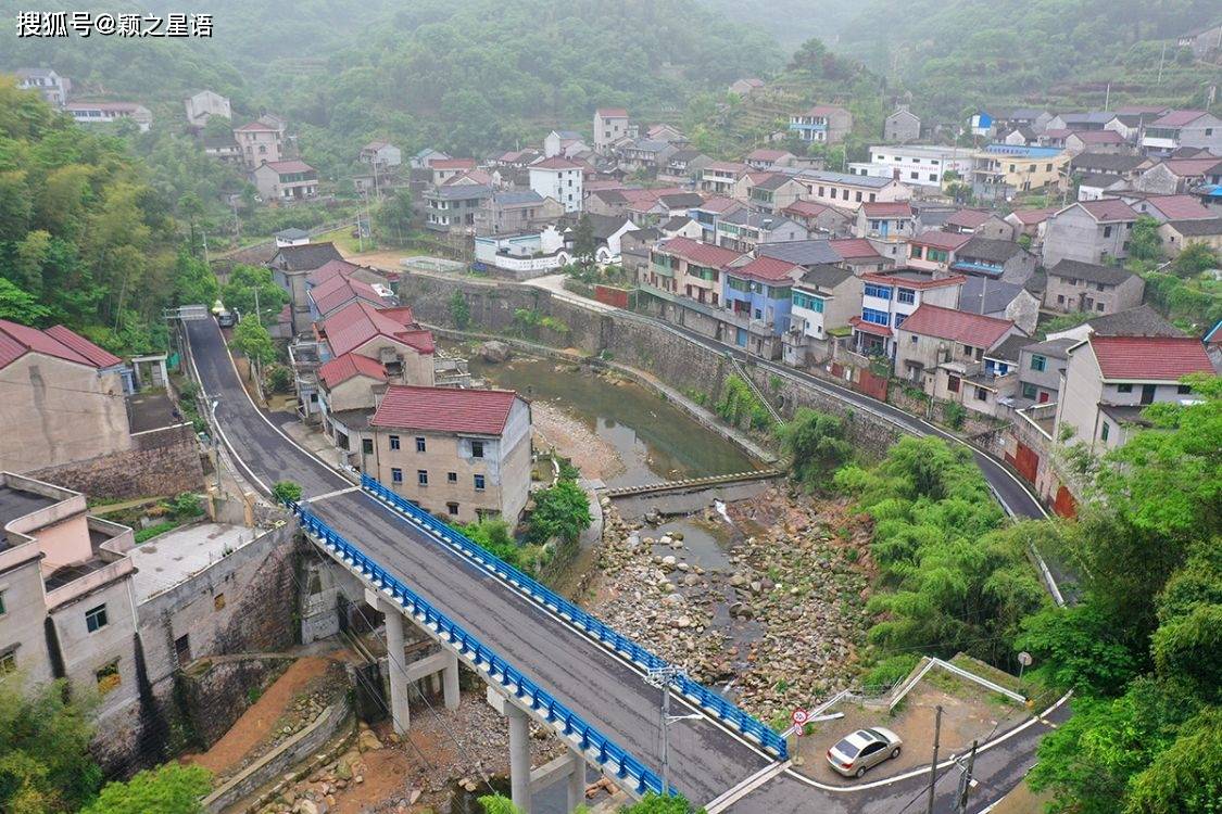 油竹坪村的東北方向,隔白龍潭峽谷,與餘姚市四明山鎮的懸巖村相望.