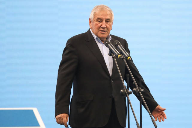 由他的前副手玛塞拉·萨克斯伦德·梅德韦杰夫临时接替