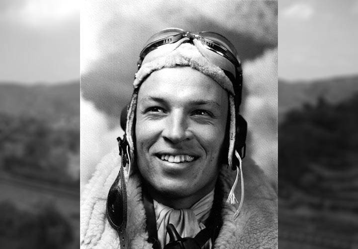 威廉·华莱士是一名美国飞虎队中尉飞行员,1943年底赴中国战场参加