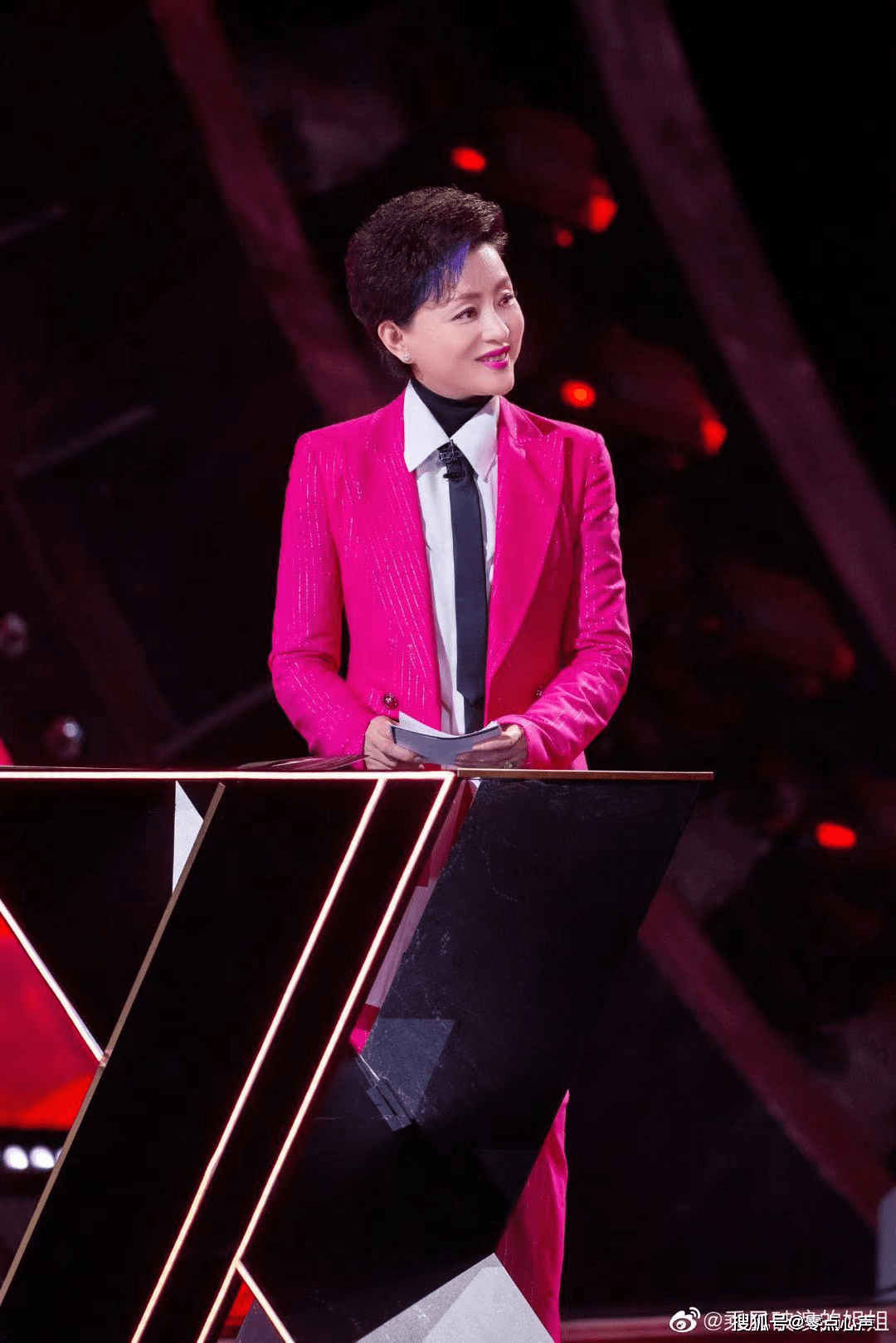 杨澜生日party与老公秀恩爱上热搜!53岁幸福如初