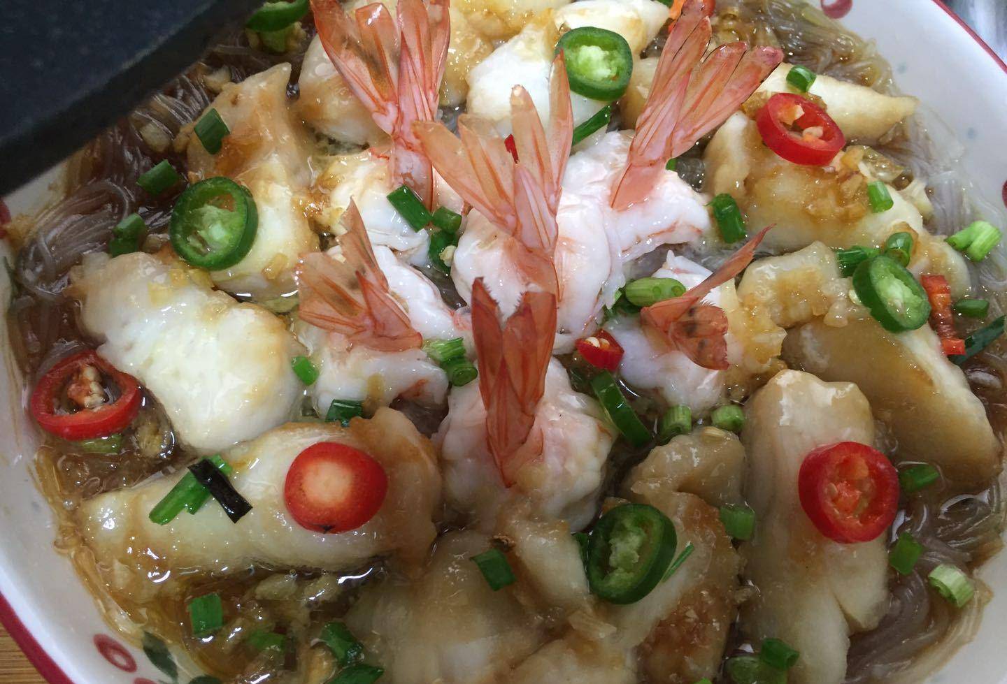 炒锅加油加香葱叶烧热,捞出香葱不要,出锅后撒香葱碎和辣椒圈,葱油淋