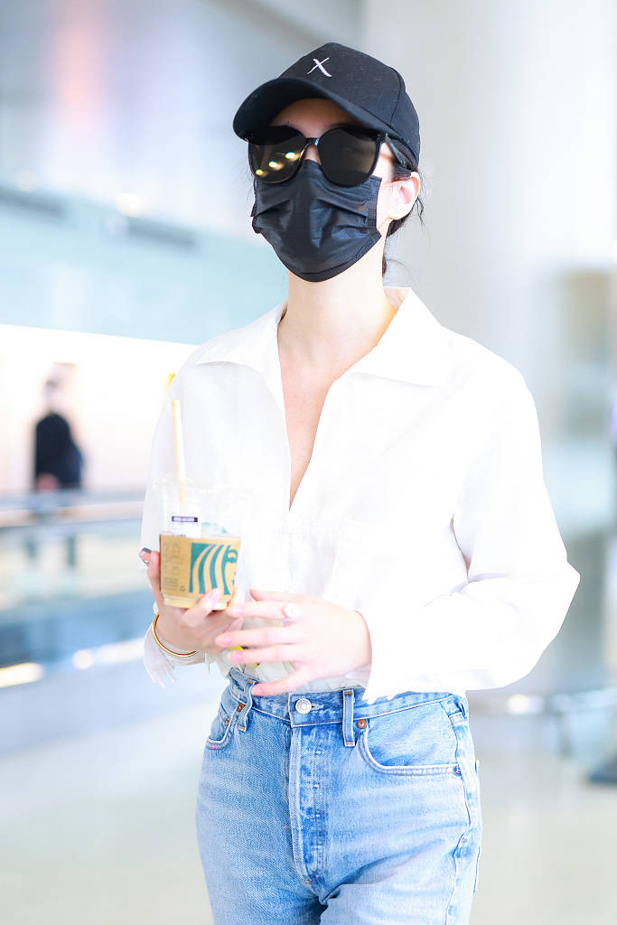 杨采钰露笑眼温柔似水 白衬衫配牛仔裤变清新美人