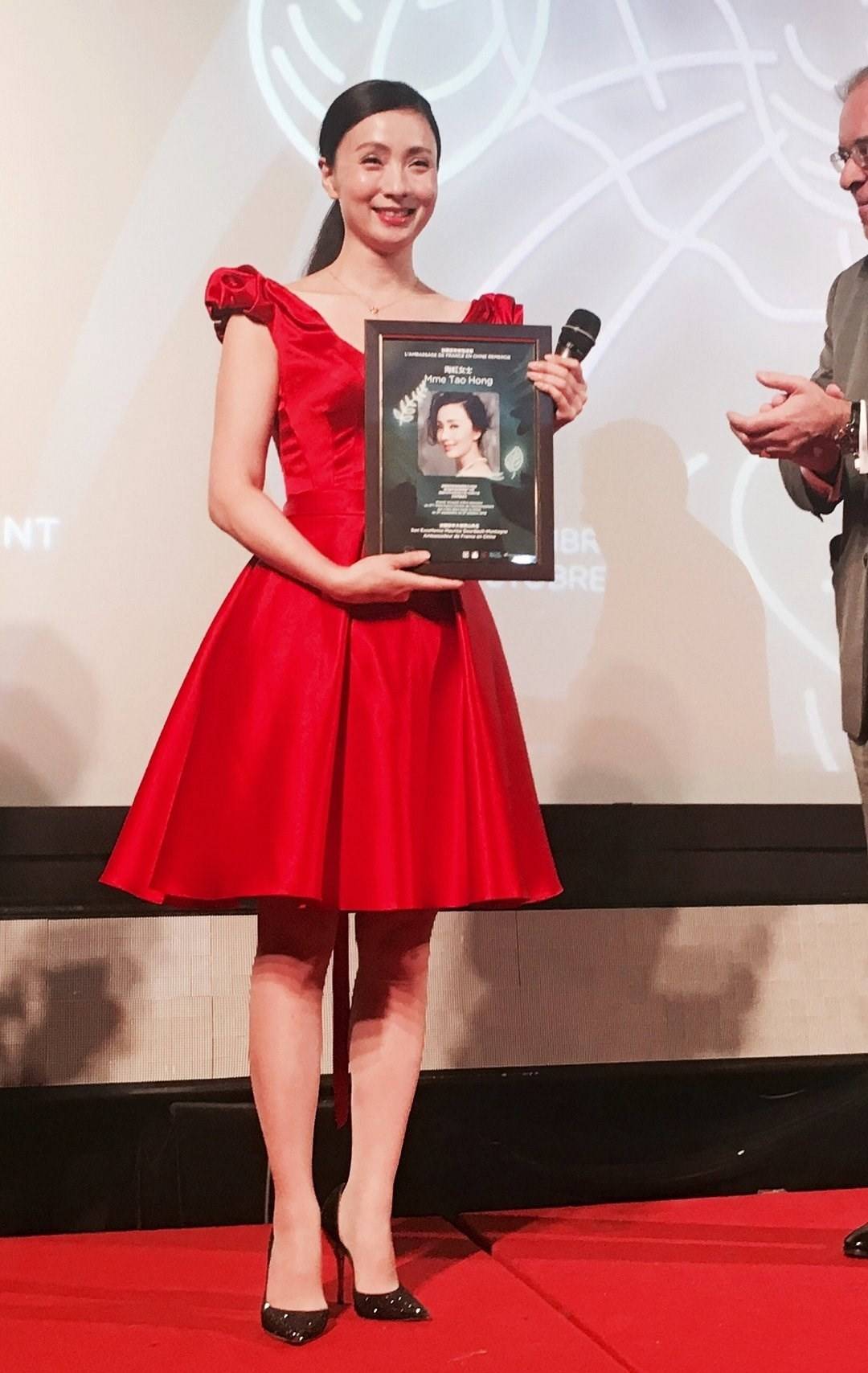 小陶虹也被岁月绕着走,穿深v红裙又美又瘦,真让大婶辈女人羡慕_红色