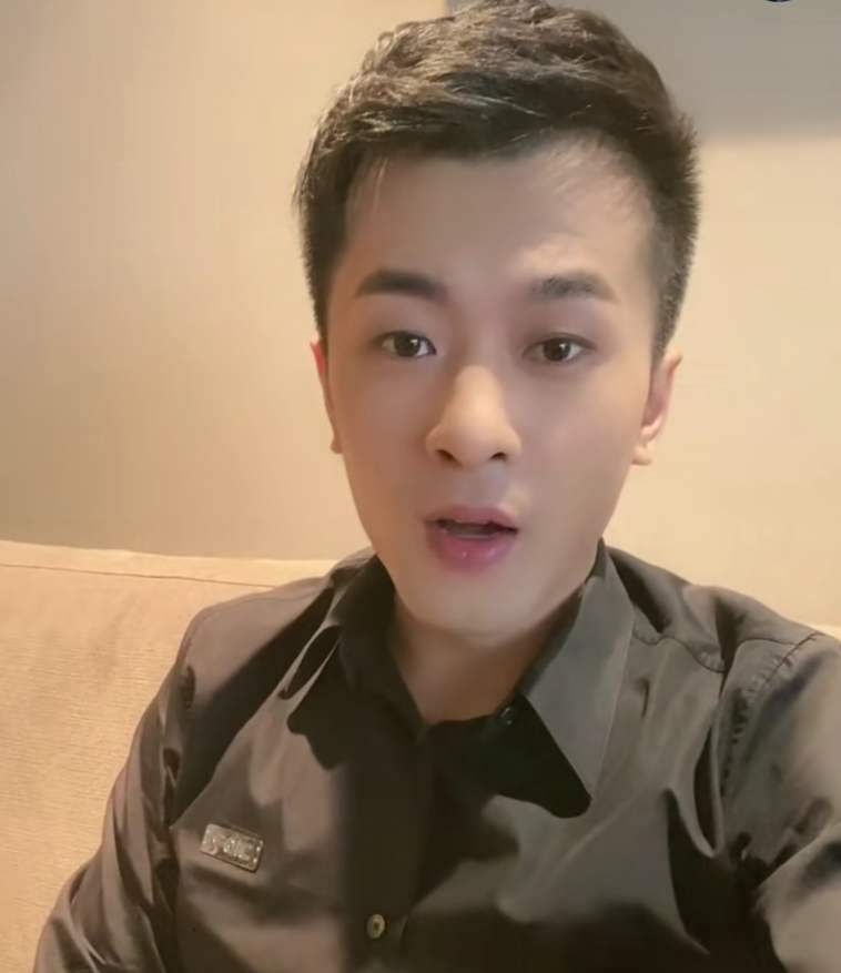 原创快手网红一哥辛巴单膝下跪,宣布复出,河南消协喊话永禁