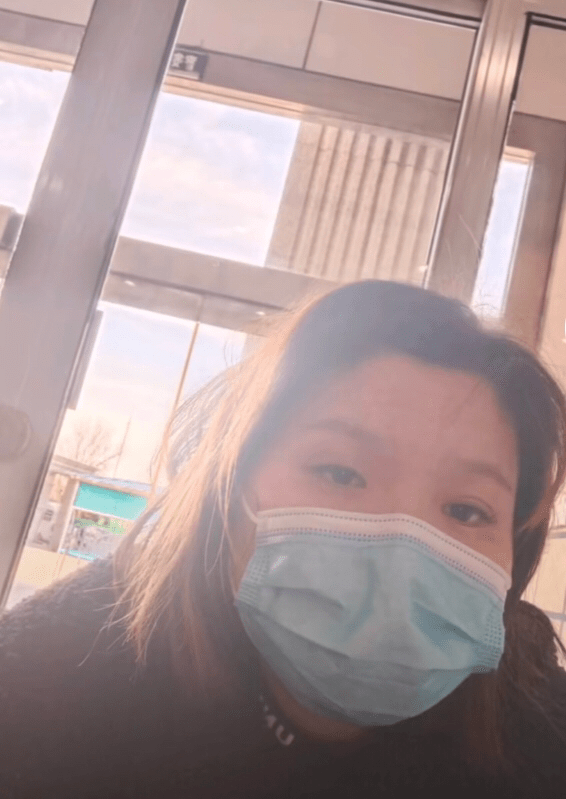 原创知名网红被男友家暴,眼眶哭肿称心已冷,直播时被狠掐脖子好痛苦