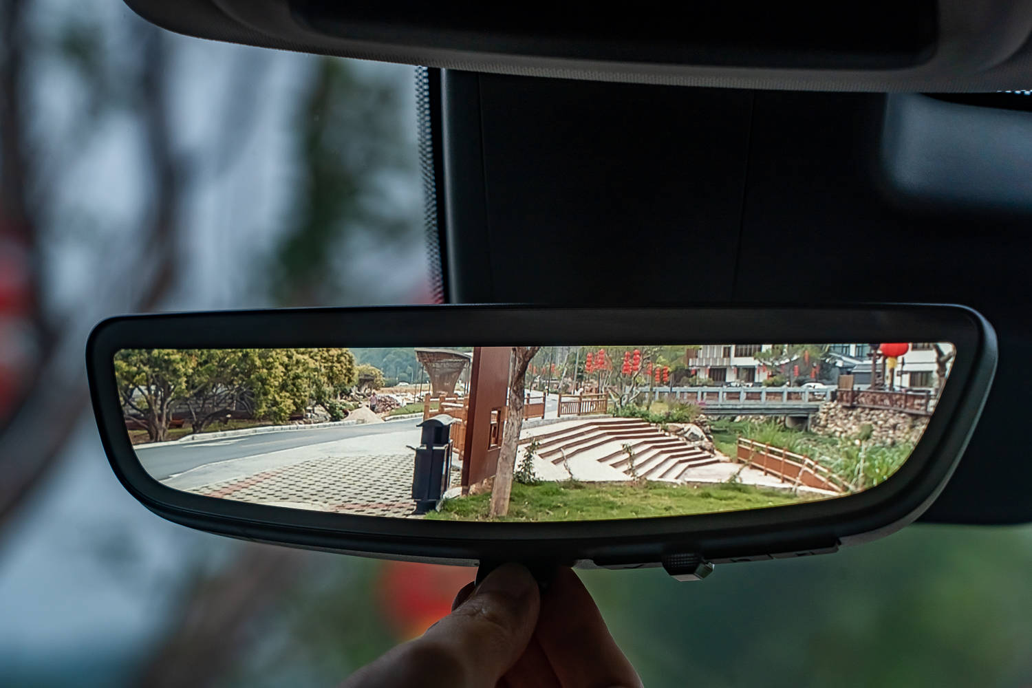 流媒体后视镜配合中控屏使用,会让我在倒车时更加安心.