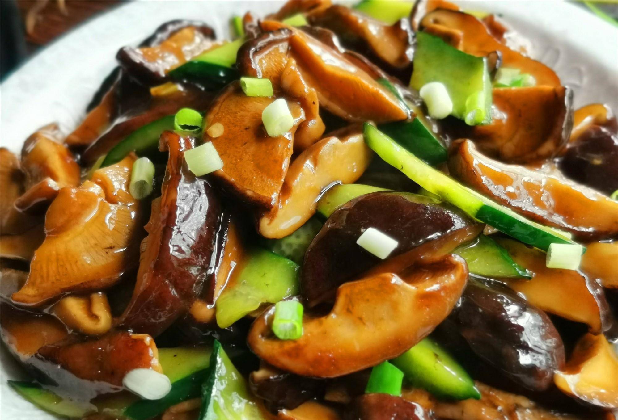 【油焖香菇】所需材料:香菇(鲜)500克,黄瓜半根,油盐适量,葱1段,大蒜2