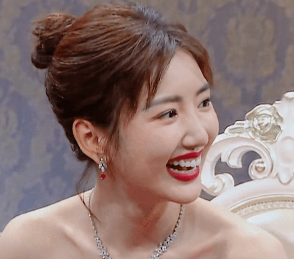 毛晓彤皮肤紧致白皙,眼睛也非常灵动有神,眼部周围保养得就非常好,笑