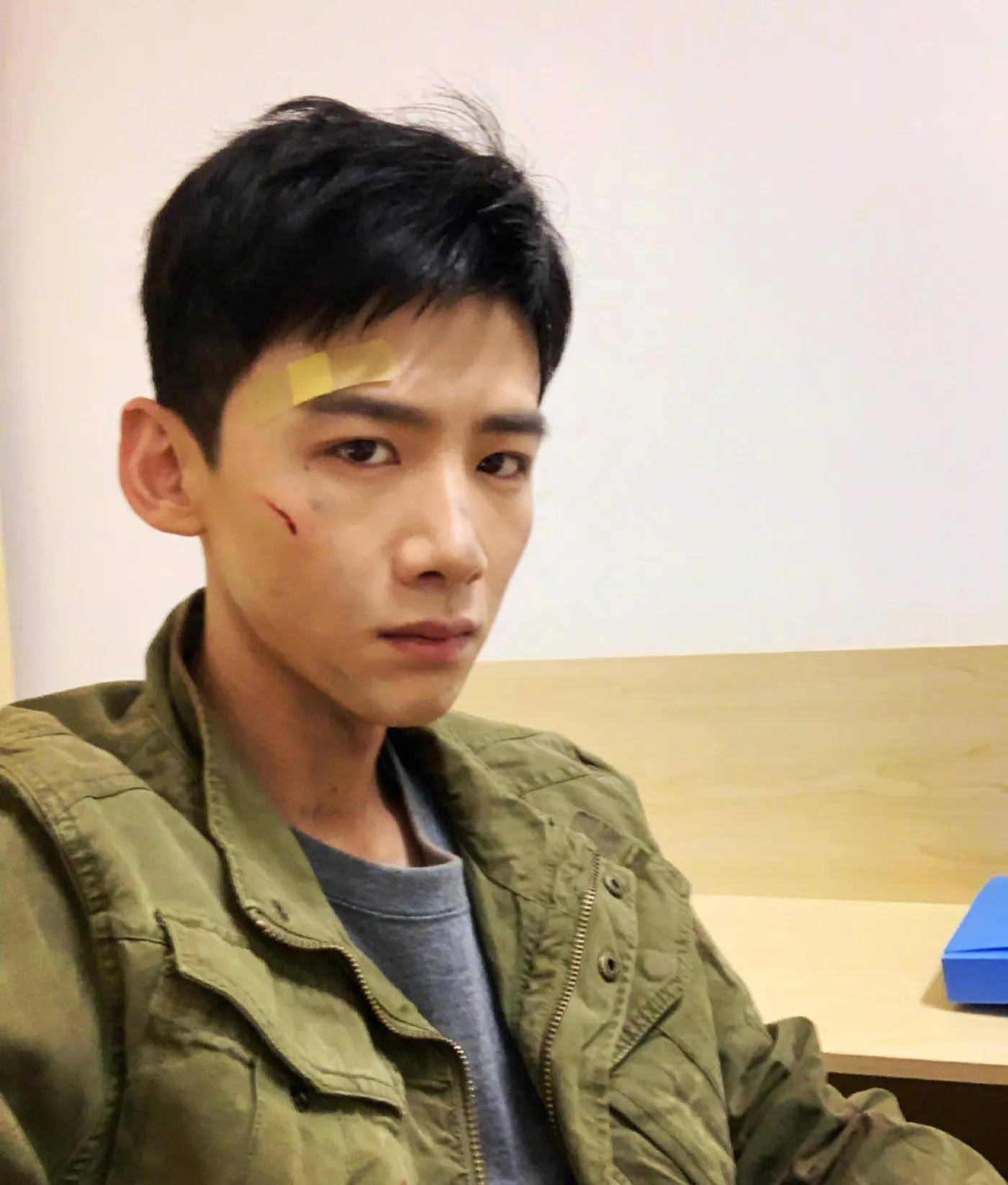 原创夺笋呐白敬亭狂晒邢克垒圈粉却被网友一秒破功