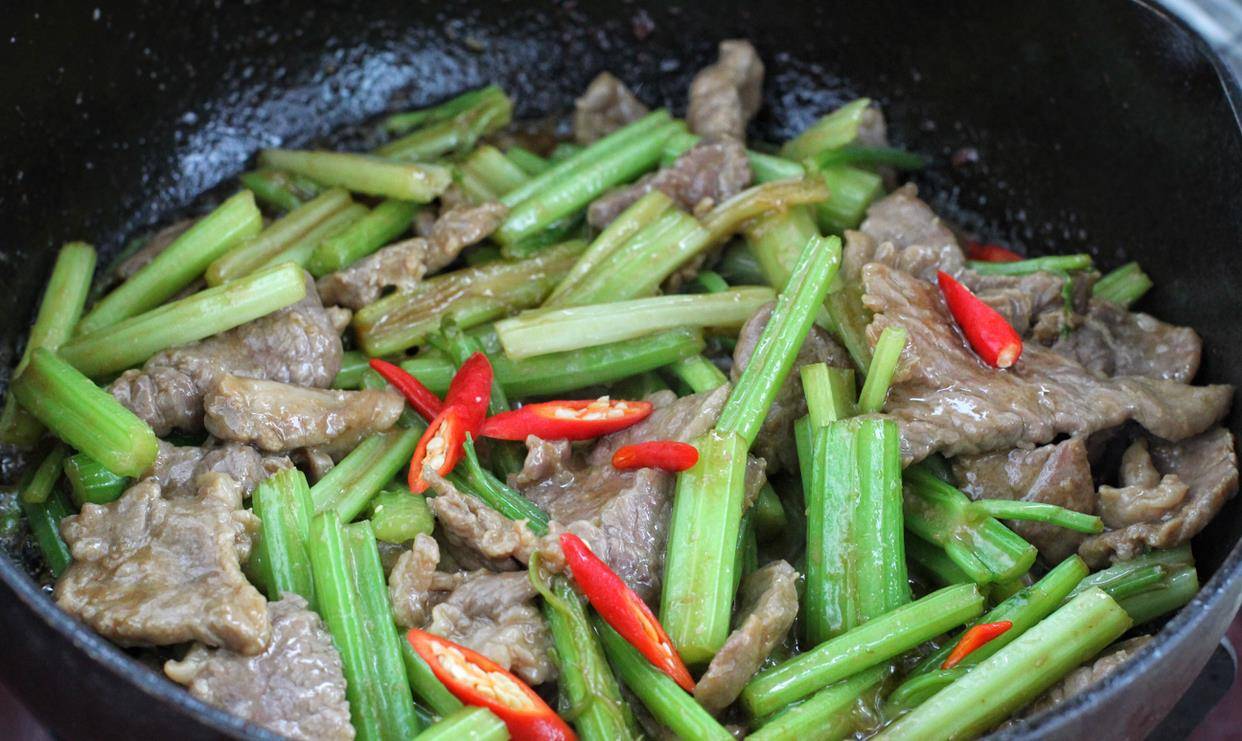 一道營養美味的牛肉片炒芹菜就做好了,這樣炒出的牛肉不柴,不塞牙