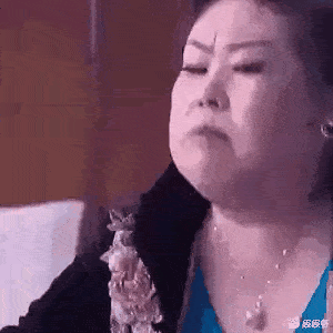 搞笑gif动图美女看孩子的时候注意点都把孩子晒黑了