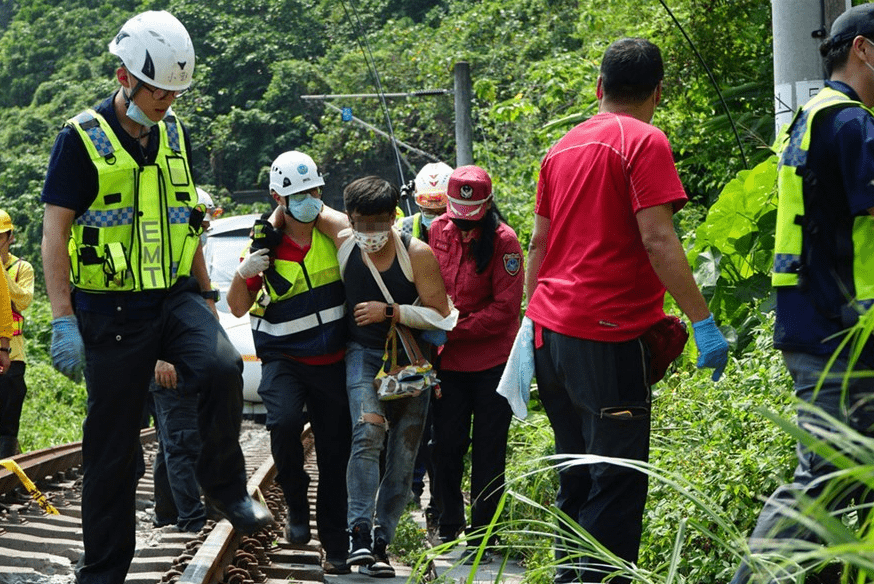 错过预定火车 台湾大学生1家4口意外搭上死亡列车 仅母亲生还 袁淳