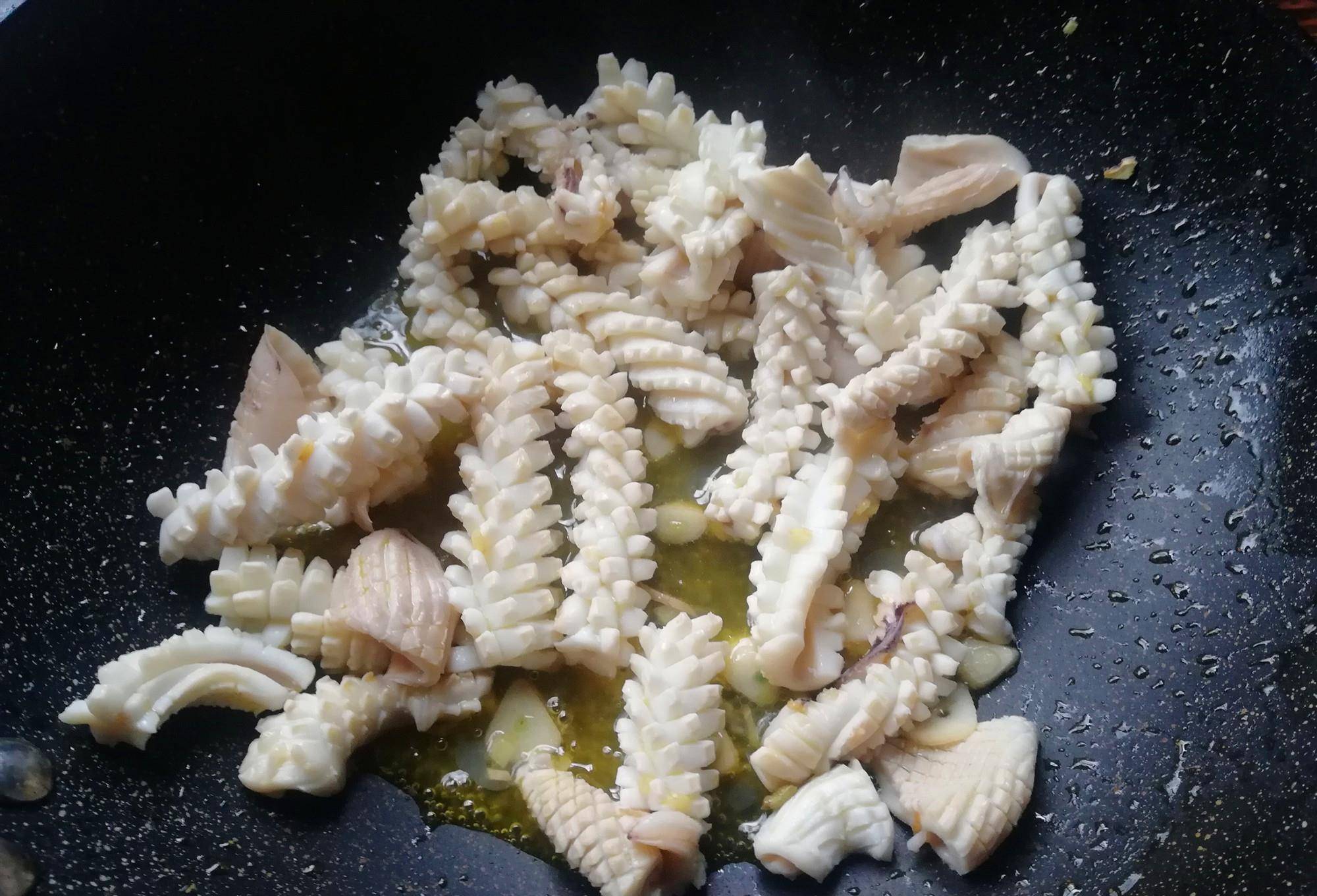 如何切鱿鱼好看 b54bc38646d84217adeadae89586af52.jpeg