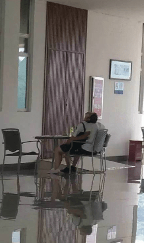 原创
哥们,太狠心了吧,把媳妇丢门外淋雨