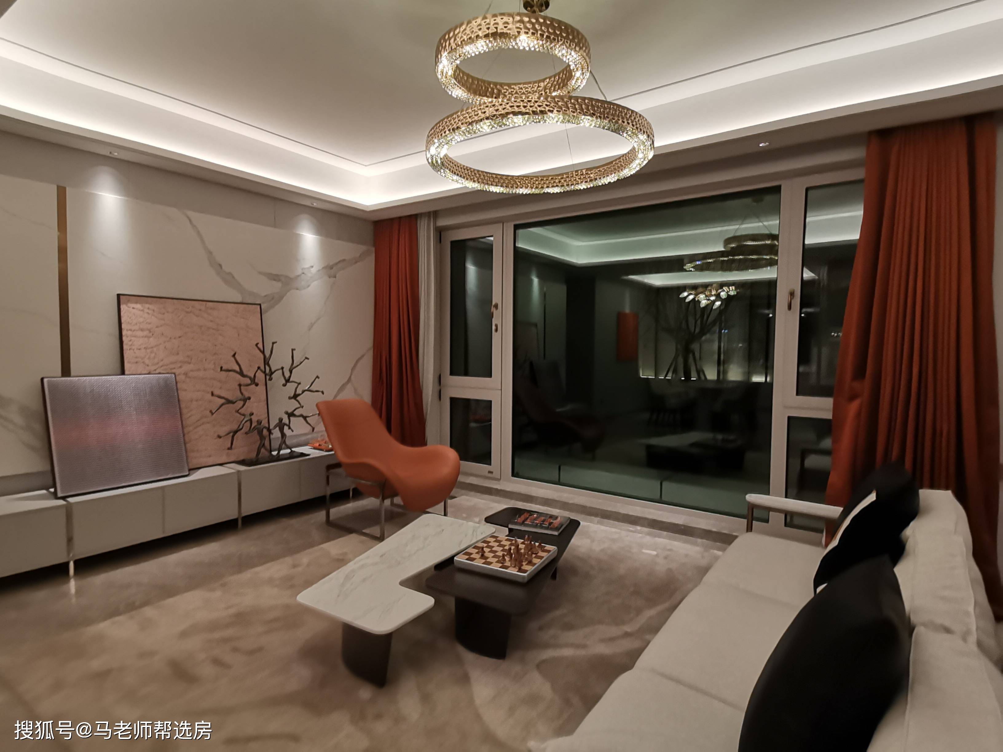 还有南向2.45米落地高窗,采用门连窗的开窗方式,可以开门.