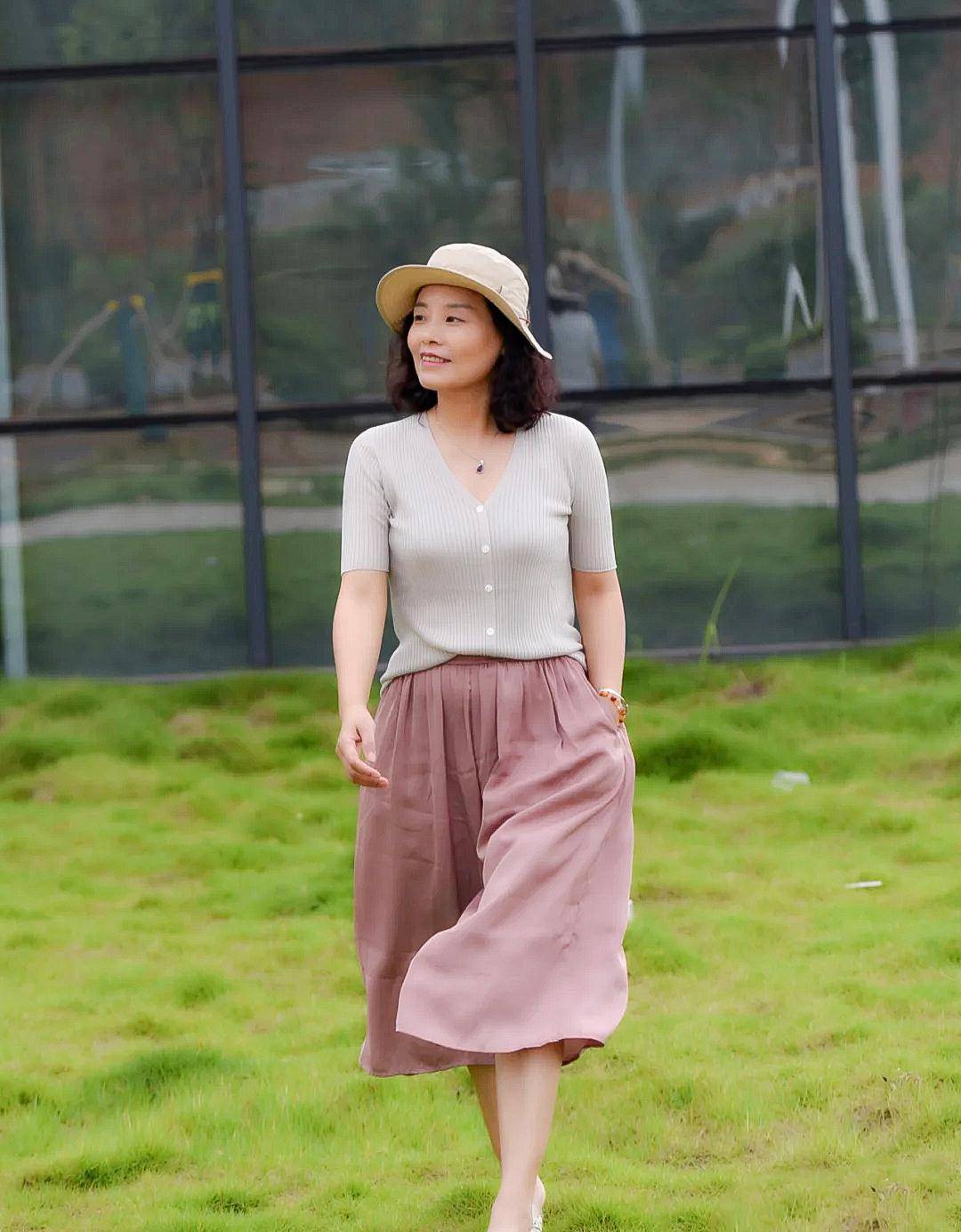 60岁"微胖大妈"真会穿!她的穿搭简单日常,气质不比三木妈妈差_中年